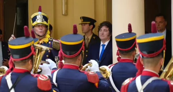 Javier Milei en un saludo al Regimiento de Granaderos a Caballo en el marco del 213� aniversario del Combate de San Lorenzo.