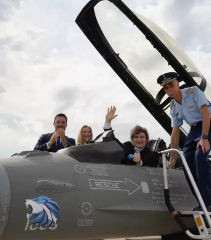 El presidente Javier Milei a bordo de uno de los F-16 que compr� el pa�s.