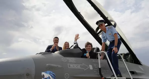 El presidente Javier Milei a bordo de uno de los F-16 que compr� el pa�s.