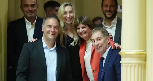 De izquierda a derecha: Eduardo "Lule" Menem, Manuel Adorni, Karina Milei, Patricia Bullrich y Diego Santilli.