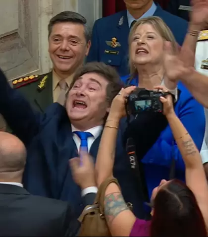 El presidente Javier Milei entra al recinto para dar su discurso de apertura de sesiones.