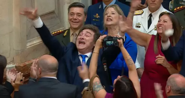 El presidente Javier Milei entra al recinto para dar su discurso de apertura de sesiones.