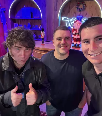 El presidente Javier Milei, Daniel 'Gordo Dan' Parisini y Nicol�s Promanzio, en el streaming Carajo.