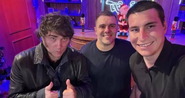 El presidente Javier Milei, Daniel 'Gordo Dan' Parisini y Nicol�s Promanzio, en el streaming Carajo.