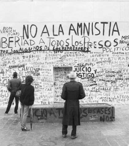 Pintadas en el Obelisco el 22 de abril de 1985, d�a que comenz� el Juicio a las Juntas.