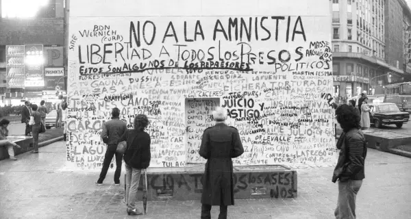 Pintadas en el Obelisco el 22 de abril de 1985, d�a que comenz� el Juicio a las Juntas.