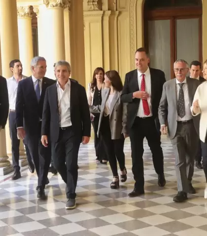 El jefe de Gabinete, Manuel Adorni, acompa�ado de casi todo el Gabinete despu�s de su conferencia de prensa.