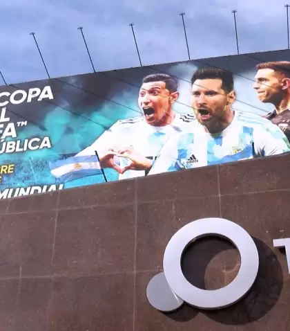 Frente del edificio de la TV P�blica durante el Mundial de Qatar 2022.