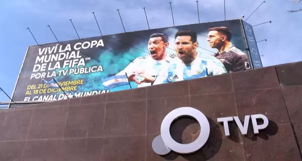 Frente del edificio de la TV P�blica durante el Mundial de Qatar 2022.