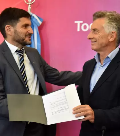 Macri y Pullaro firmando un convenio en Santa Fe.