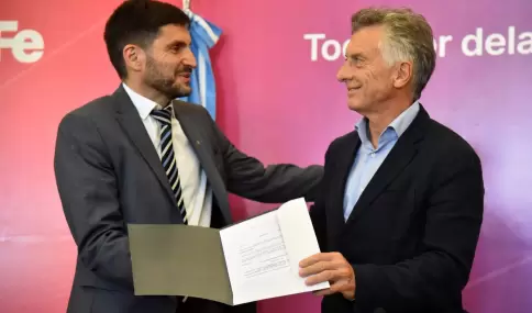 Macri y Pullaro firmando un convenio en Santa Fe.