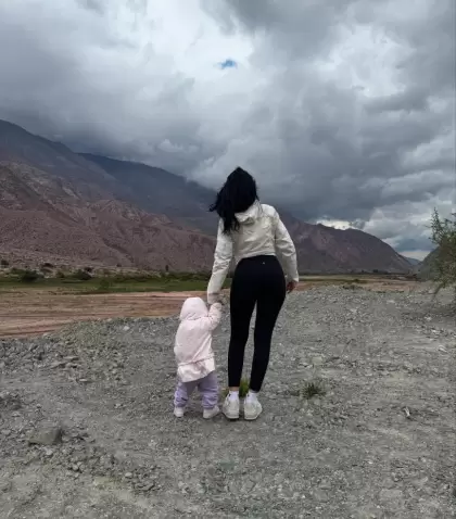 Cazzu junto a su hija Inti