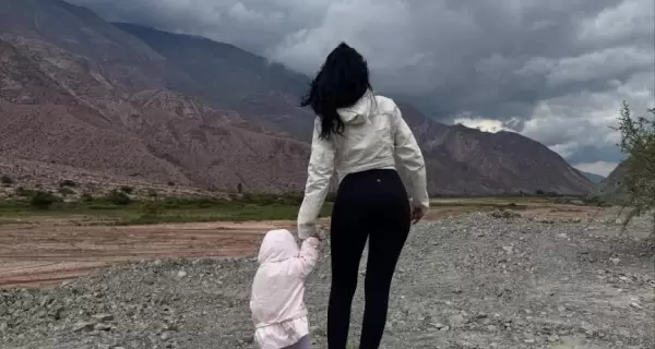 Cazzu junto a su hija Inti