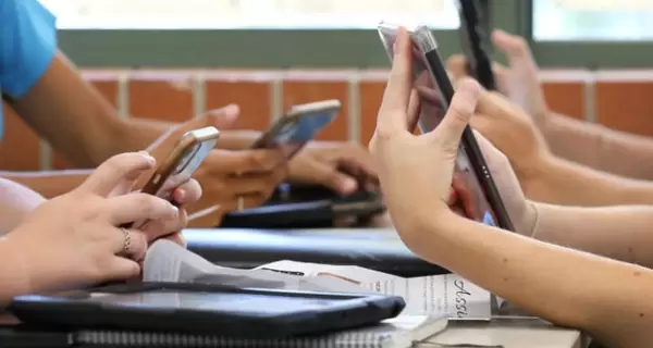 Restricci�n o regulaci�n: c�mo dan la batalla del celular en el aula Pa�ses Bajos y Brasil.