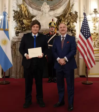 El presidente Javier Milei junto al embajador de Estados Unidos, Peter Lamelas.