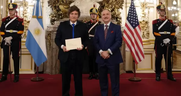 El presidente Javier Milei junto al embajador de Estados Unidos, Peter Lamelas.