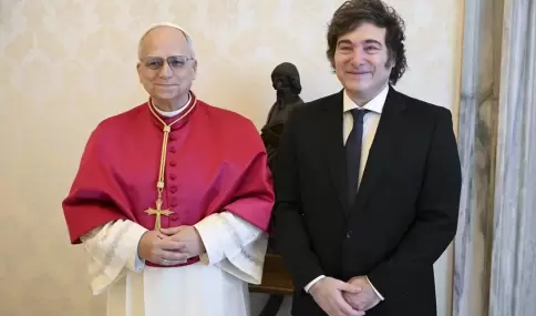 El presidente Javier Milei junto al Papa Le�n XIV.