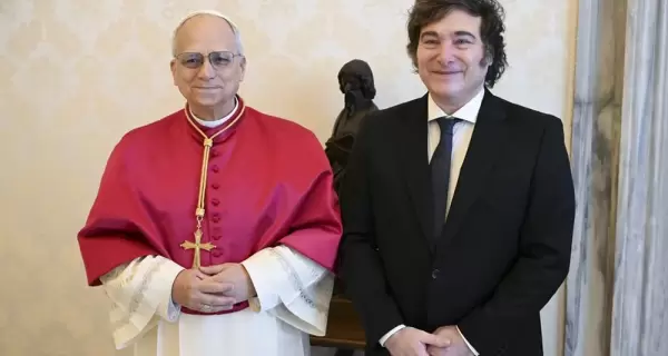 El presidente Javier Milei junto al Papa Le�n XIV.