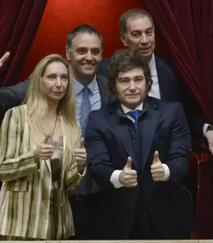 Karina y Javier Milei junto a Manuel Adorni y Diego Santilli.