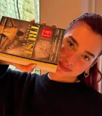 Dua Lipa con Trust (Fortuna, en espa�ol), el libro de Hern�n D�az.