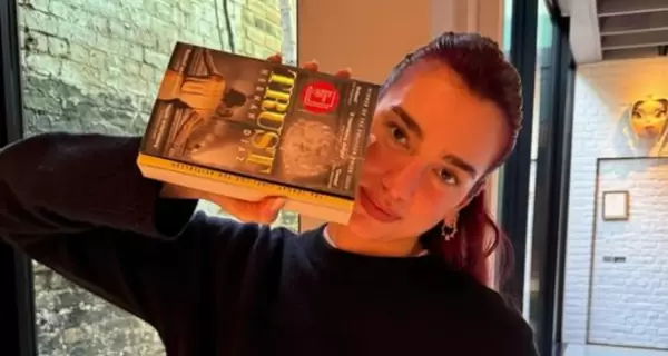 Dua Lipa con Trust (Fortuna, en espa�ol), el libro de Hern�n D�az.