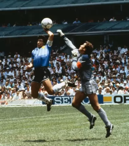 Maradona marca el primer gol del partido contra Inglaterra por los cuartos de final del Mundial de M�xico 1986.