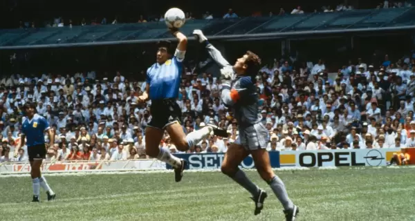 Maradona marca el primer gol del partido contra Inglaterra por los cuartos de final del Mundial de M�xico 1986.