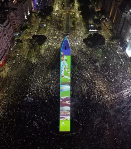 El Obelisco tras la derrota de la Selecci�n en la final de la Copa del Mundo 2026.